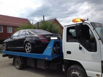 Эвакуация легковой машины на погрузчике